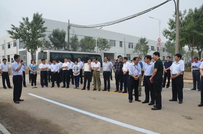 市、區(qū)觀摩團(tuán)到華紡科技產(chǎn)業(yè)園實(shí)地考察