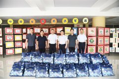 公司走進玉龍湖小學開展“六一”走訪慰問活動